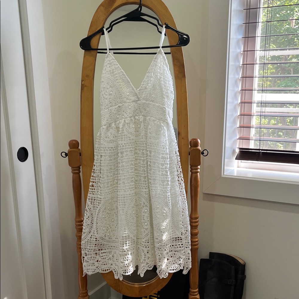 Charlotte Russe White XS. Excellent condition. Worn one. Homecoming graduation